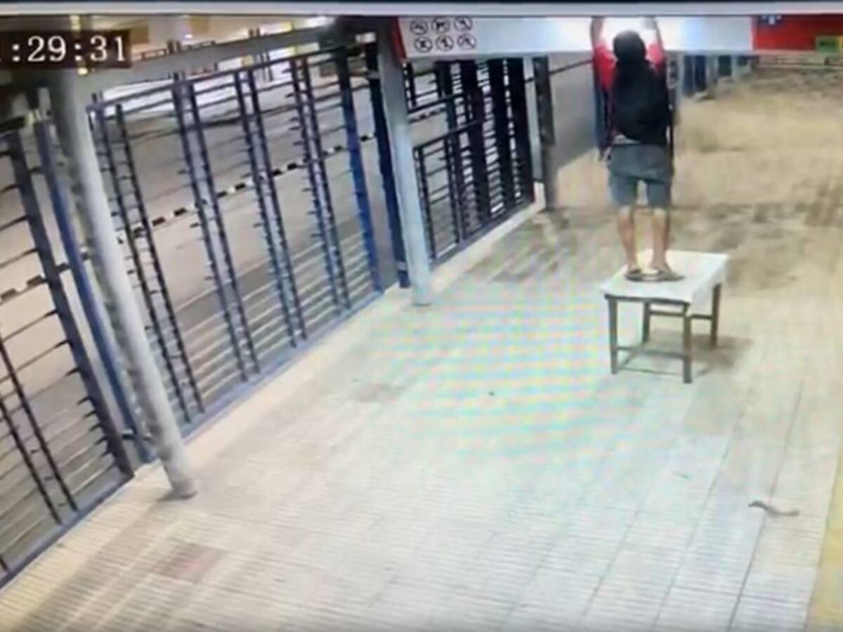 Hurtan lámparas en estación de Transmetro