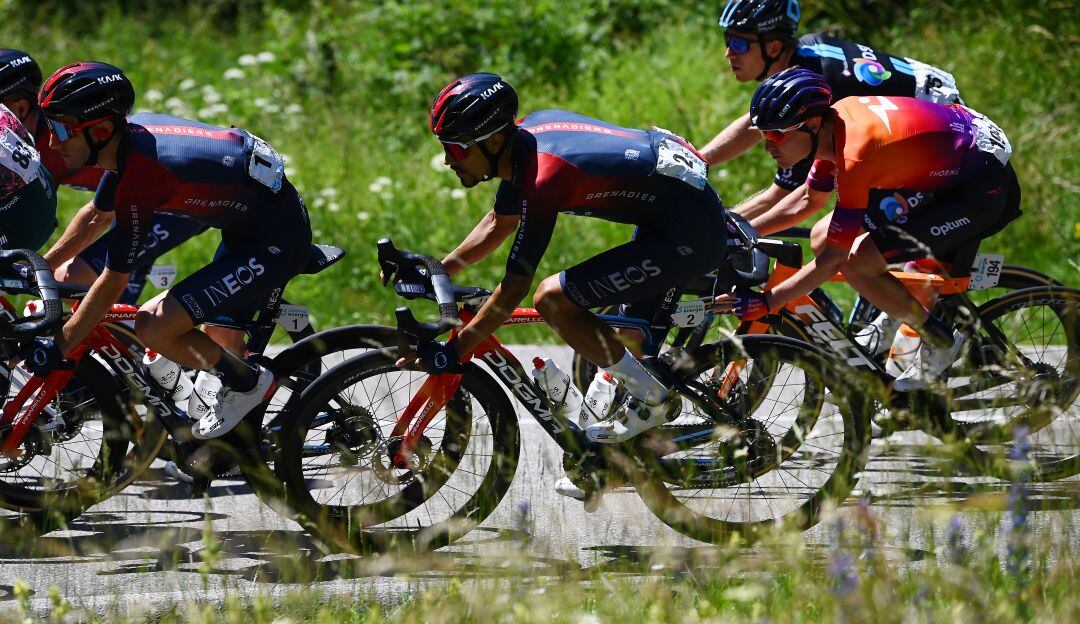 Daniel Felipe Martínez avanza junto a sus compañeros del Ineos durante la etapa 4 del Tour de Suiza.