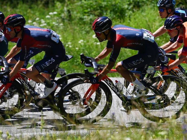 Daniel Felipe Martínez avanza junto a sus compañeros del Ineos durante la etapa 4 del Tour de Suiza.