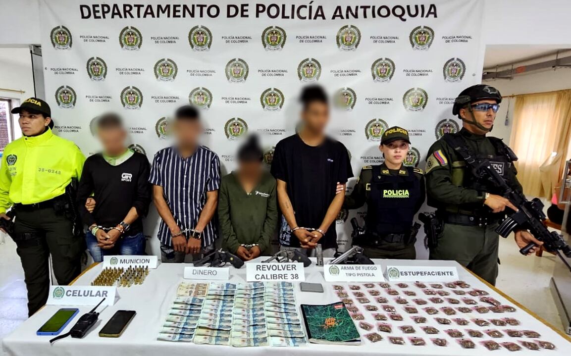 Capturados del grupo ilegal "20 de Julio" y los elementos incautados. Foto: Policía.