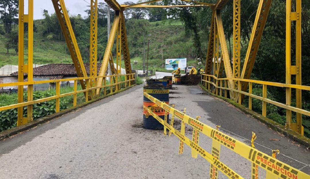 Averías en el puente La Ínsula en Chinchiná.