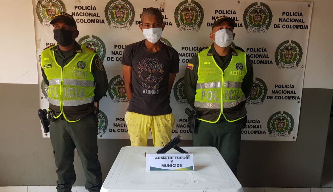 La Policía le encontró un arma de fabricación artesanal calibre nueve milímetros, con un cartucho en su interior.