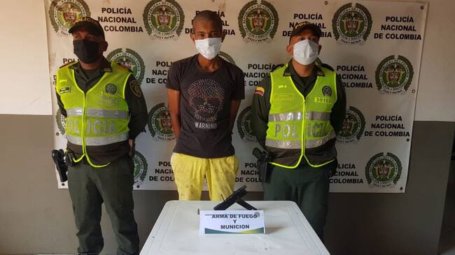 La Policía le encontró un arma de fabricación artesanal calibre nueve milímetros, con un cartucho en su interior.