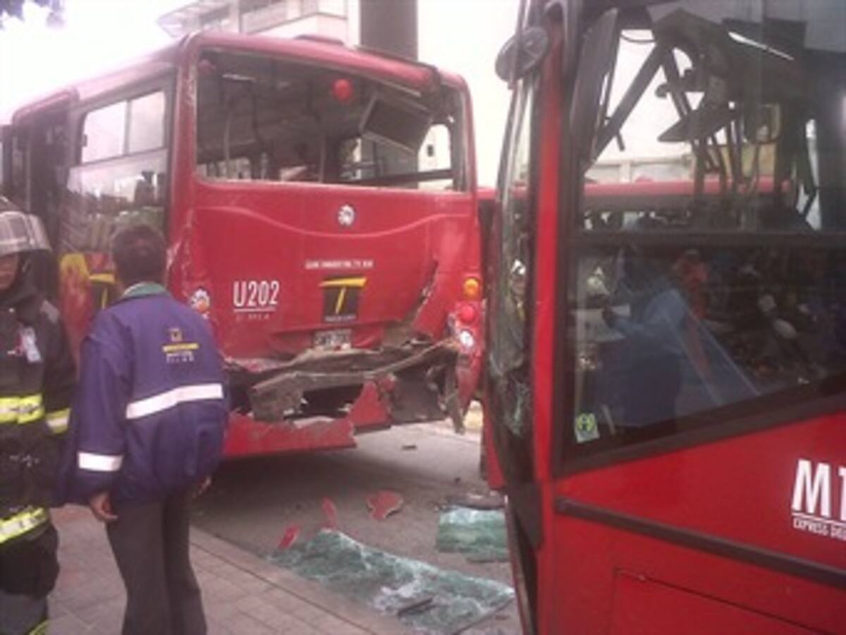 Choque de tres buses de Transmilenio deja 79 heridos