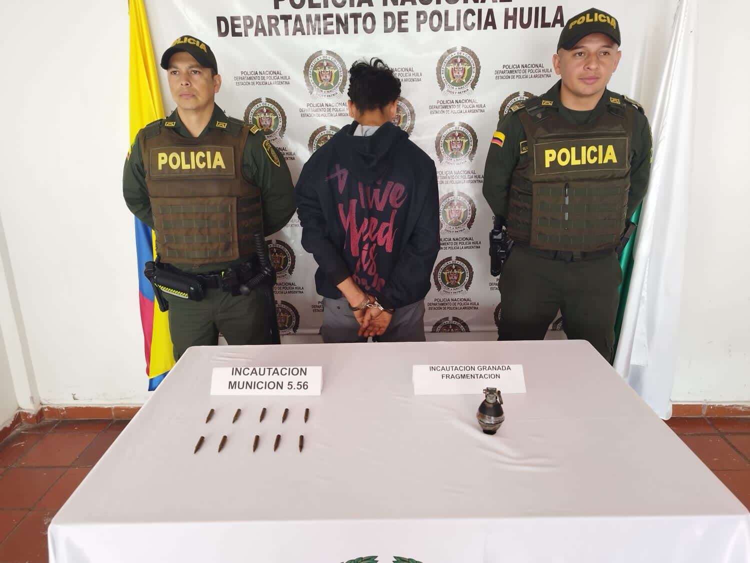 El sujeto capturado por las autoridades transportaba una granada y cartuchos de fusil.