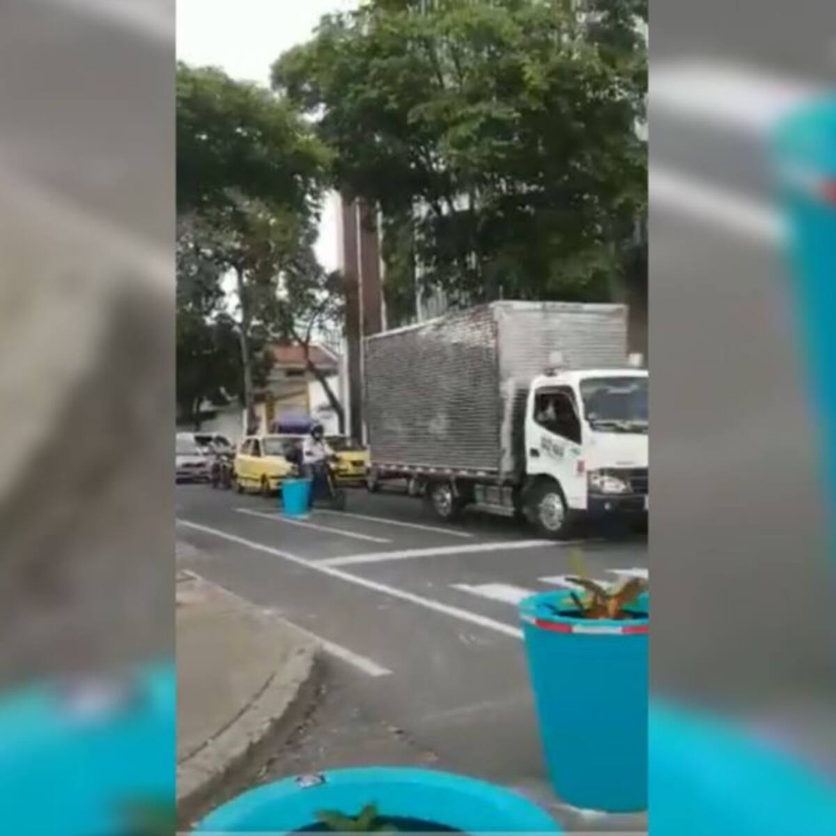 Instalación de materas en la Calle 8va. generó polémica en Cali