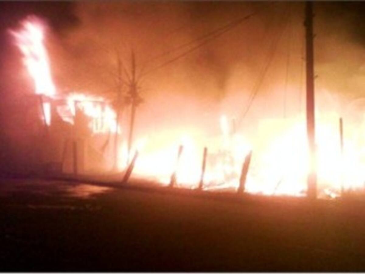 Incendio amenaza a viviendas de nativos en Providencia