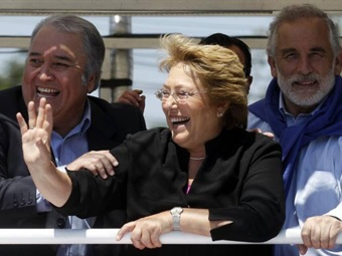 Atacan con bomba de pintura a Bachelet en su cierre de campaña
