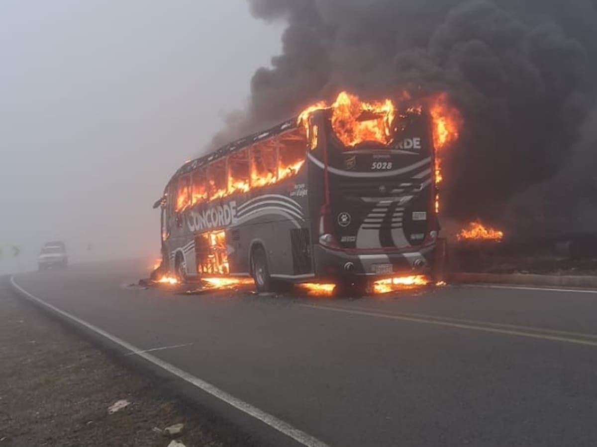ELN sería el responsable de incinerar un bus en El Cerrito, Santander