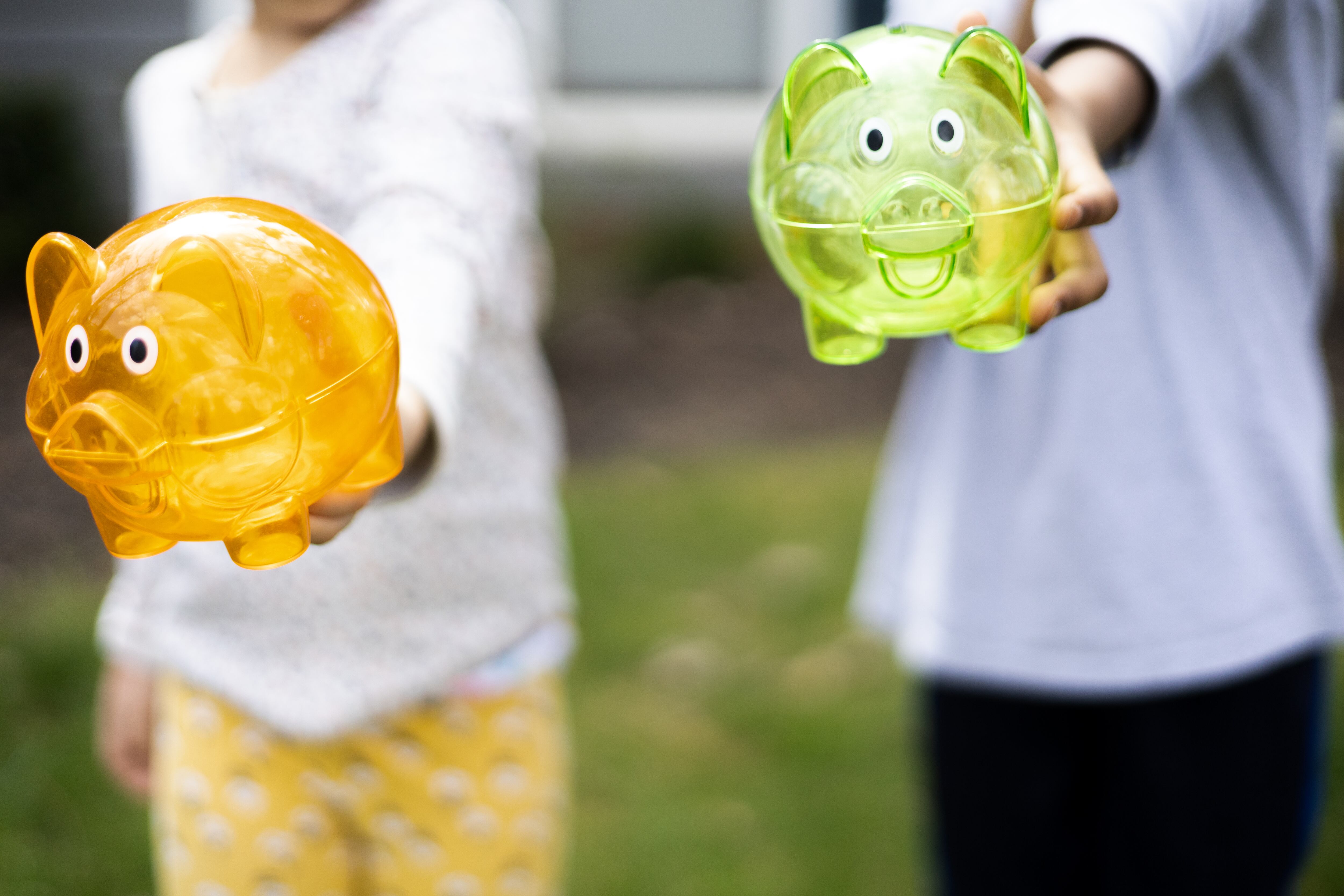Hombres con alcancías de plástico (Getty Images)