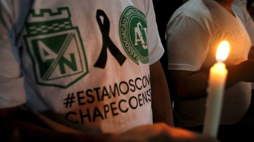 Homenaje del Atlético Nacional a las víctimas de la delegación del Chapecoense que fallecieron en accidente aéreo. Foto: Agencia Reuters/Fredy Builes