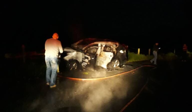 Camioneta incinerada en gallinazo 