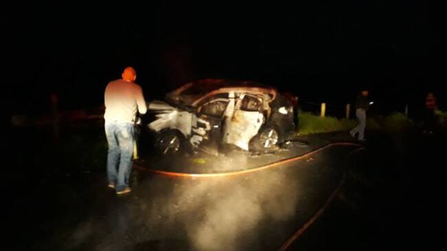 Camioneta incinerada en gallinazo