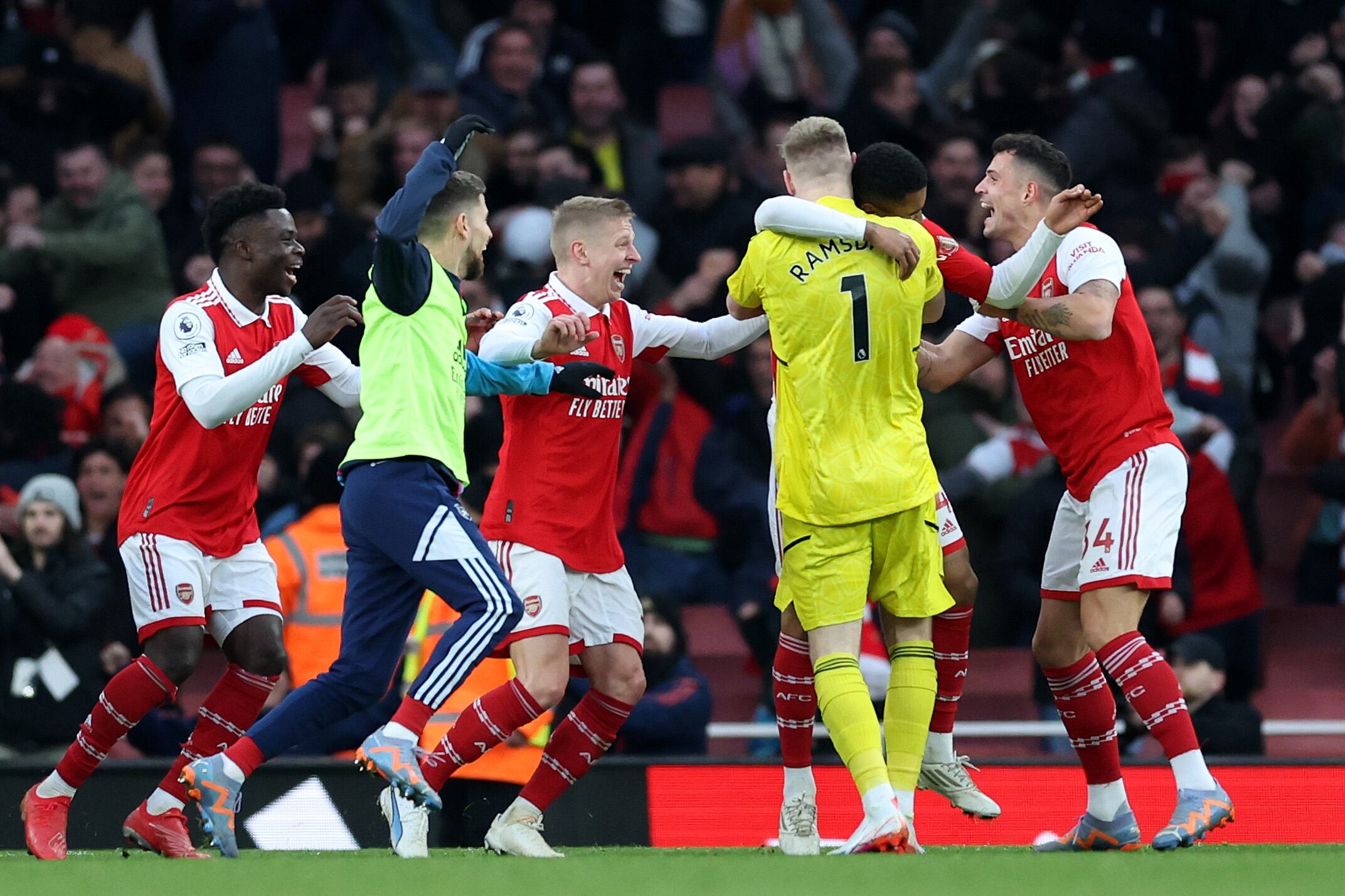 LONDRES, INGLATERRA - 04 DE MARZO: Reiss Nelson del Arsenal (oculto) celebra con sus compañeros Bukayo Saka, Oleksandr Zinchenko, Aaron Ramsdale, Granit Xhaka después de marcar el tercer gol del equipo durante el partido de la Premier League entre el Arsenal FC y el AFC Bournemouth en el Emirates Stadium en marzo 04, 2023 en Londres, Inglaterra. (Foto de Julian Finney/Getty Images)