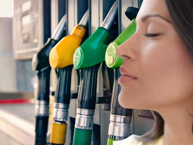 Por qué a muchas personas les gusta el olor a la gasolina: psicología revela qué significa