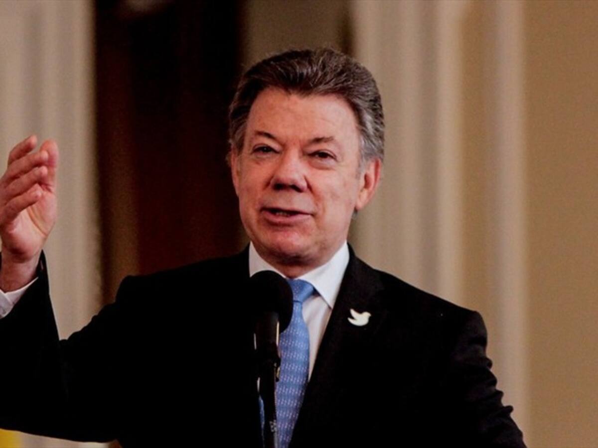 No vamos a cobrar más impuestos para el posconflicto: Santos