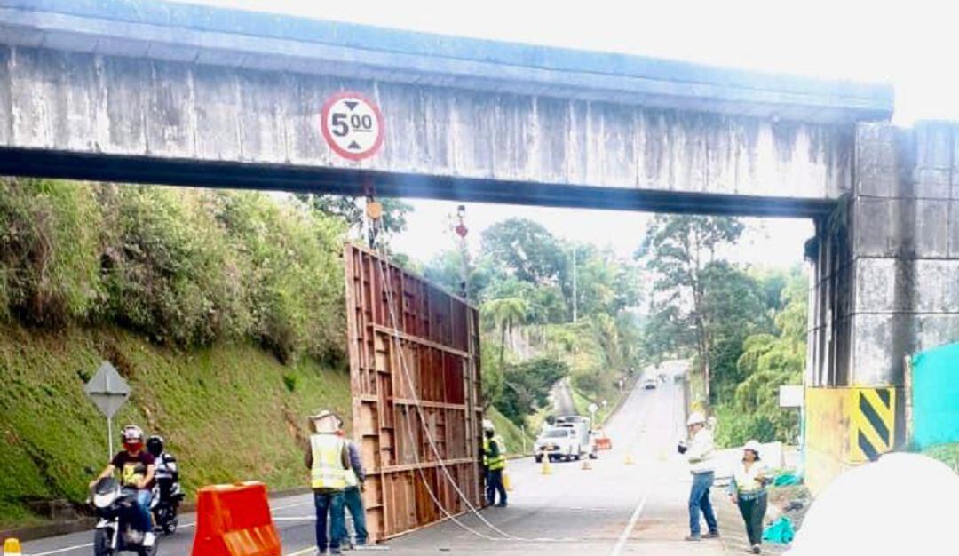Paso restringido en la vía Cinchiná - Santa Rosa de Cabal