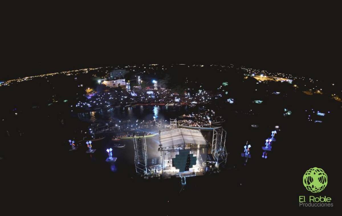 El artista hizo su presentación desde un planchó sobre el río Sinú. Foto: El Roble Producciones
