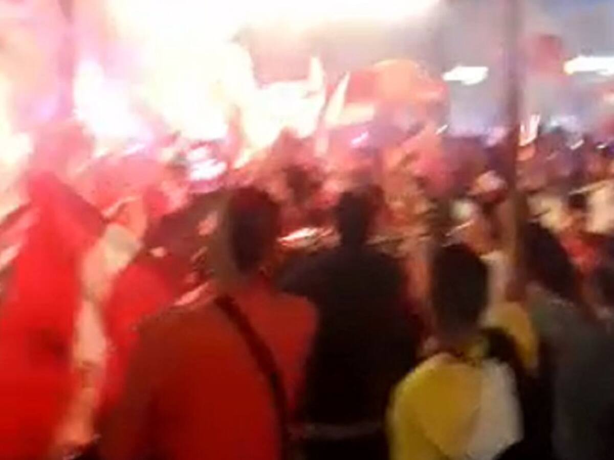 VIDEO: Hinchas del América se aglomeraron donde se hospeda el equipo