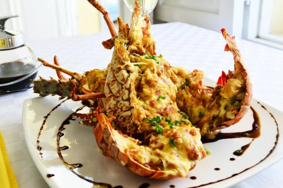 En el corazón de la Marina de Santa Marta, este restaurante ofrece diferentes sensaciones en sus platos internacionales, desde mariscos hasta carnes.