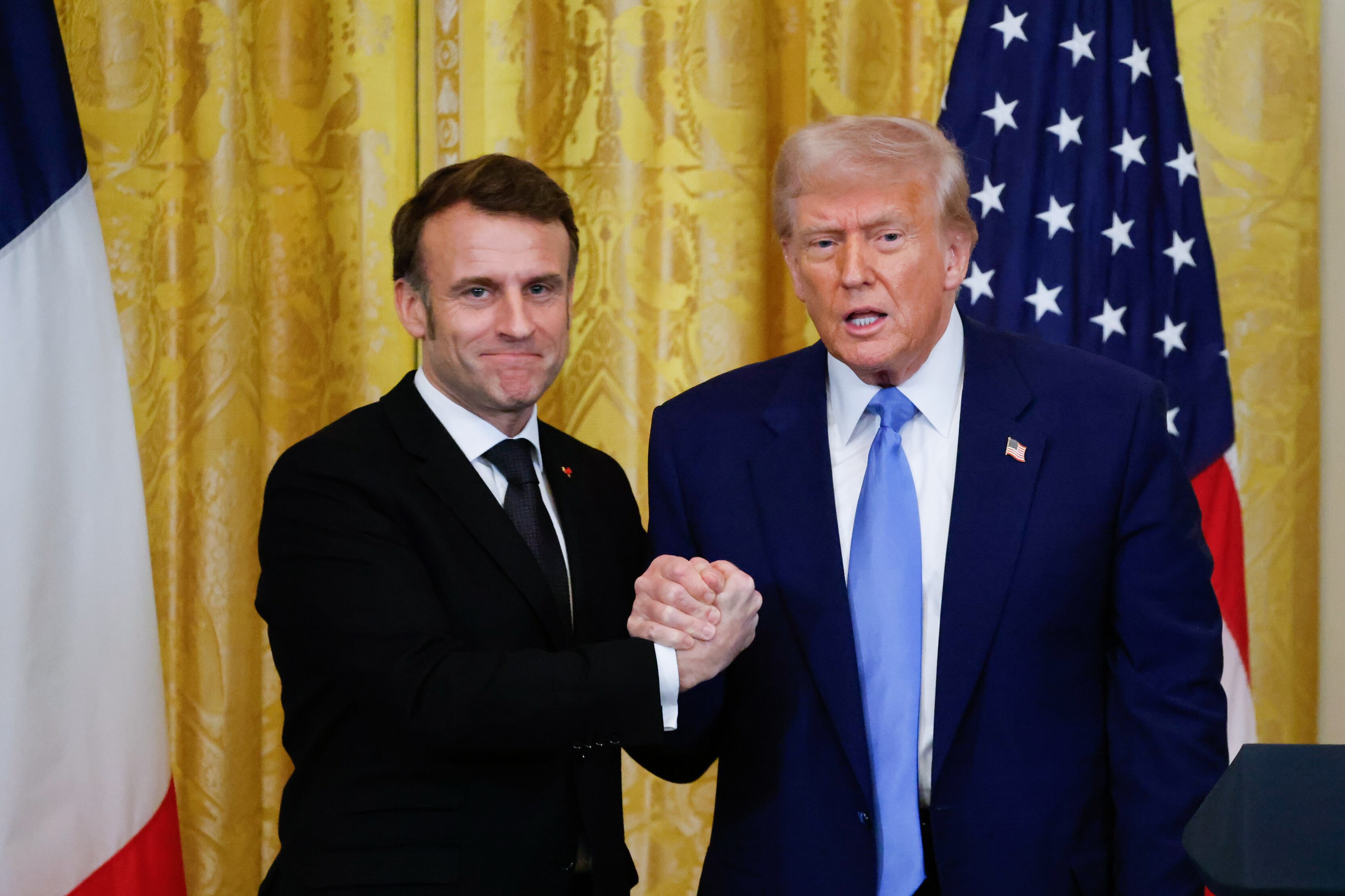 Washington (United States), 24/02/2025.- US President Donald Trump (R) and French President Emmanuel Macron (L) shake hands at the end of a joint press conference in the East Room to the White House in Washington, DC, USA, 24 February 2025. (Francia) EFE/EPA/LUDOVIC MARIN / POOL