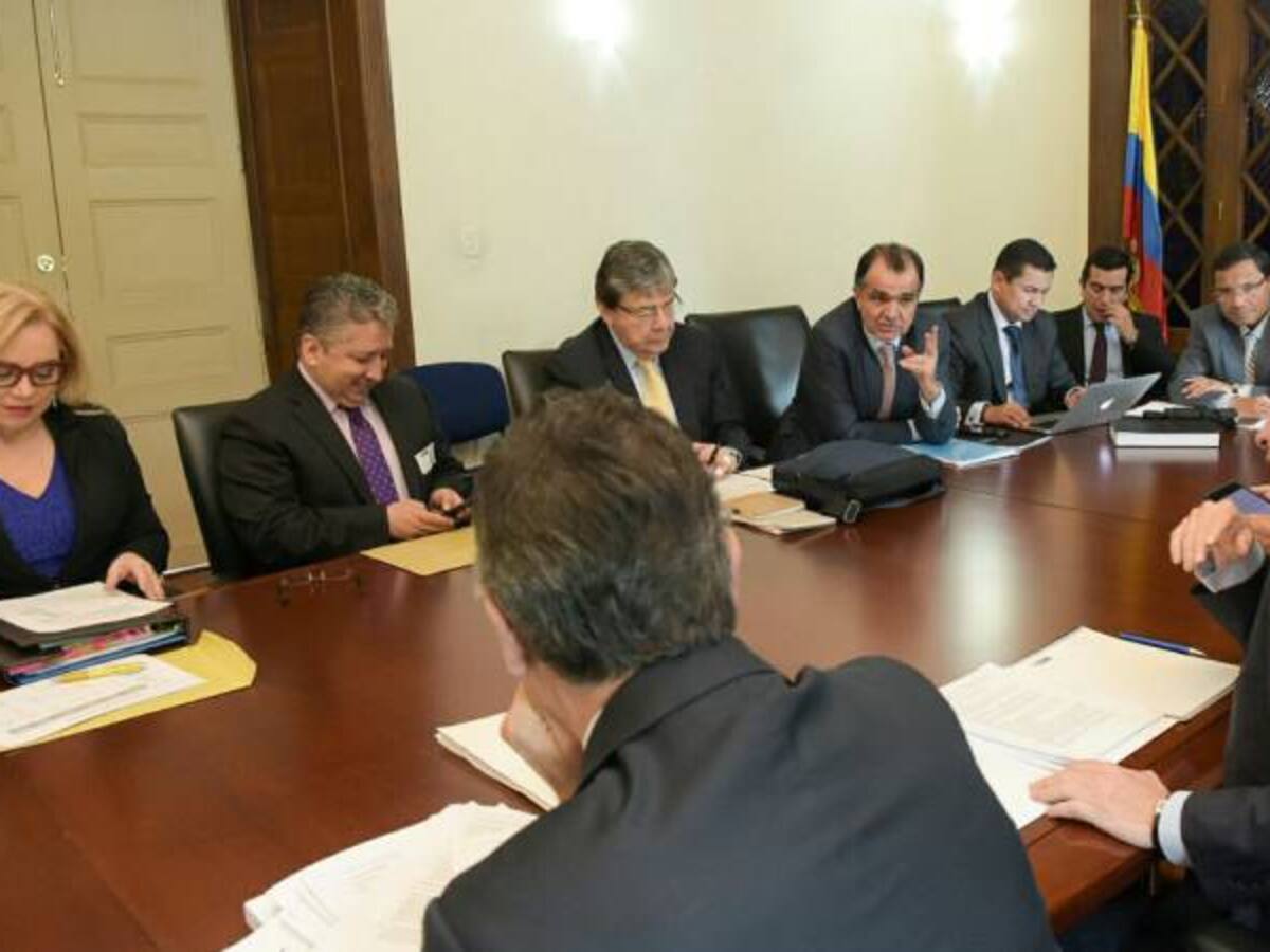 “Gobierno y delegados del No estudiarán nuevo acuerdo de paz en cuestión de horas”: MinInterior