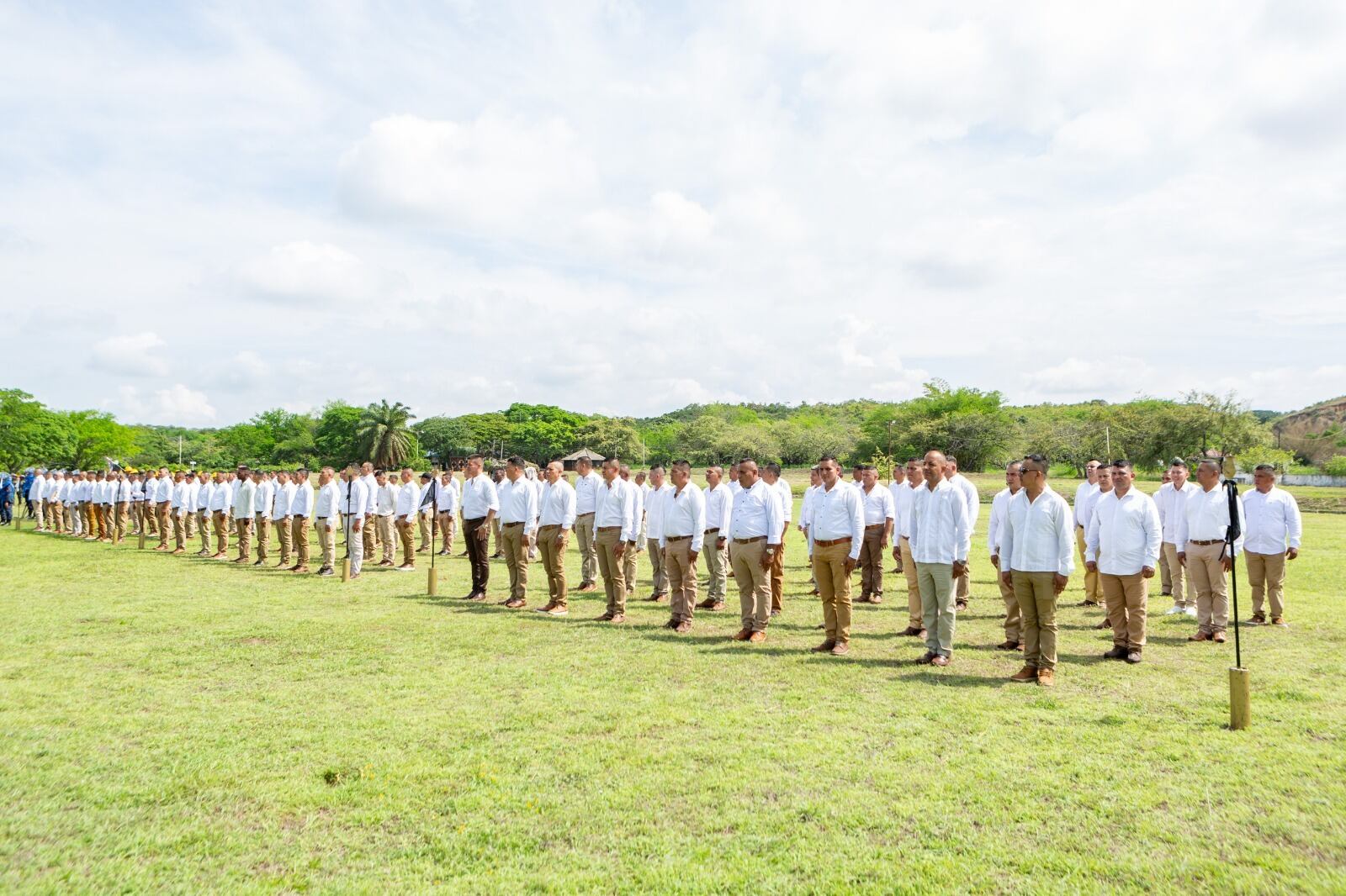 Cumplida la ceremonia, desfilaron por la unidad militar y en un acto de respeto y honor, se despidieron de la Bandera de Guerra, reiterando que cuando se es soldado un día, se es soldado para toda la vida.