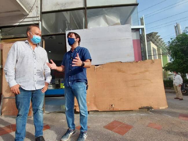 Alcalde Jaime Pumarejo visitando los comercios afectados