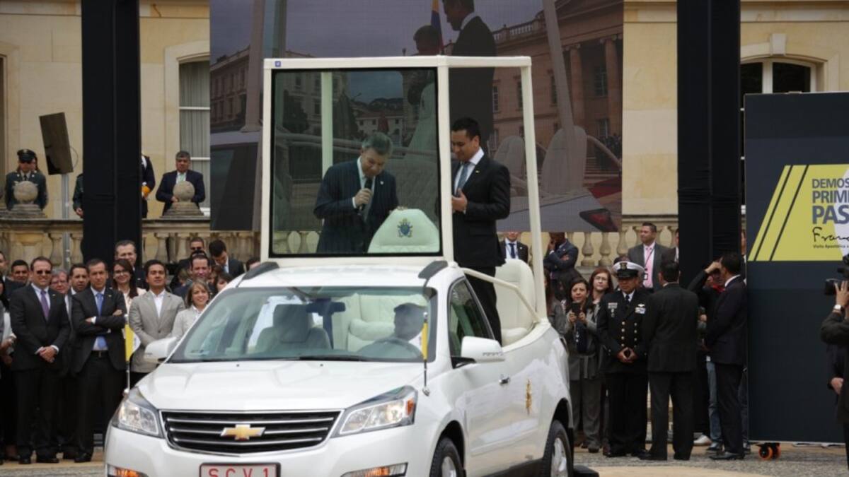 En la Plaza de Armas de la Casa de Nariño, en una ceremonia se presentó uno de los tres papamóviles que acompañarán en los recorridos por tierra al sumo pontífice.