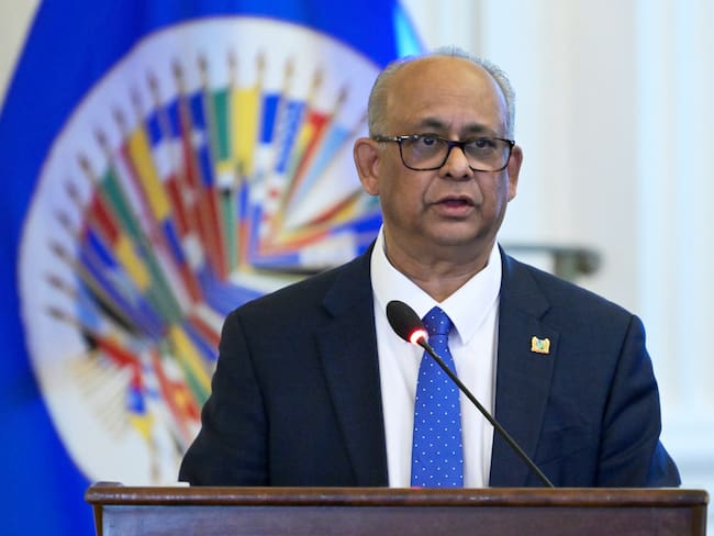 USA461. BOGOTÁ (COLOMBIA), 10/03/2025.- Fotografía de archivo del 10 de febrero de 2025 del ministro de Exteriores de Surinam, Albert Ramdin, en la presentación de su candidatura para secretario general de la Organización de los Estados Americanos (OEA) en la sede del organismo en Washington (EE.UU.). Ramdin se convirtió este lunes en el primer caribeño en ser elegido como secretario general de la OEA y sucederá el próximo mayo al uruguayo Luis Almagro. EFE/ Lenin Nolly ARCHIVO