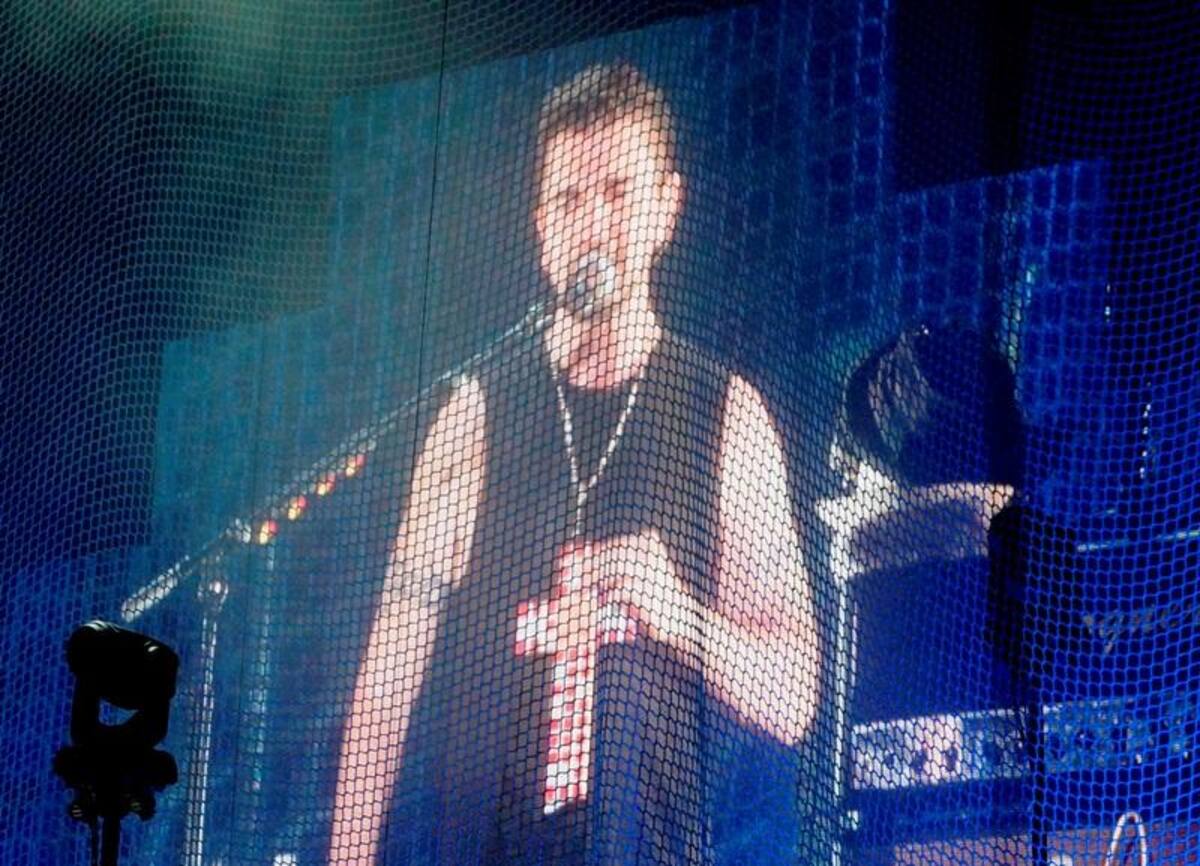 Juanes recibió otro regalo durante su concierto: Una cruz, la cual agradeció diciendo “Jesucristo… y Bob Marley”.