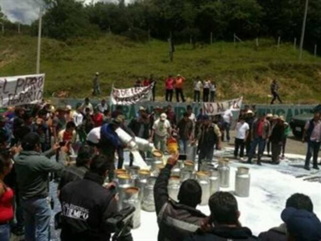 “800 litros de leche se están perdiendo al día”: comerciante afectado por el paro