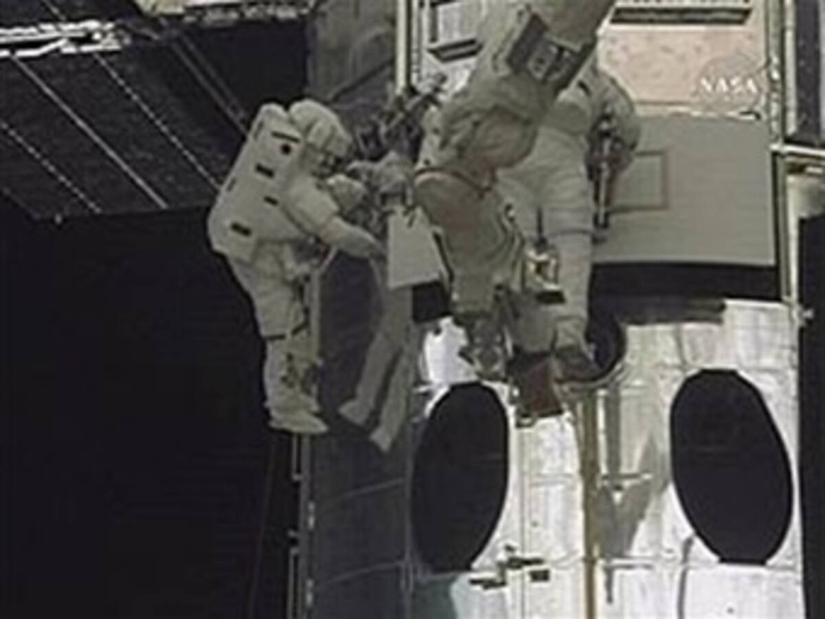 Astronautas del Atlantis reparan cámara e instalan nuevo equipo al Hubble