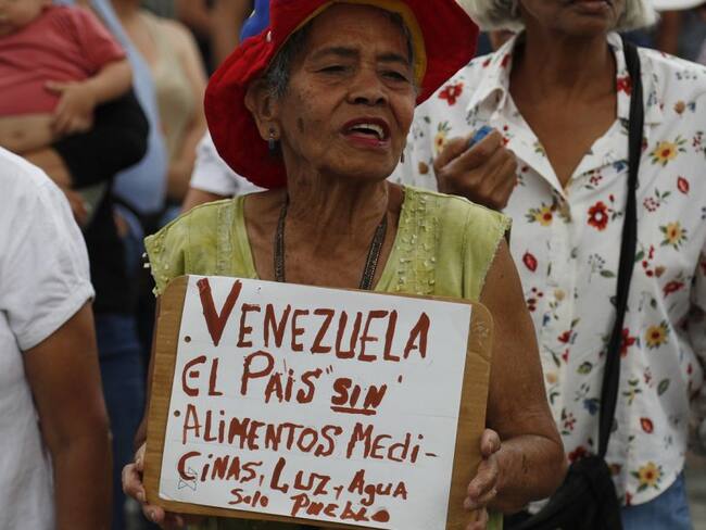 Venezolanos protestando pro la falta de medicamentos en su país.
