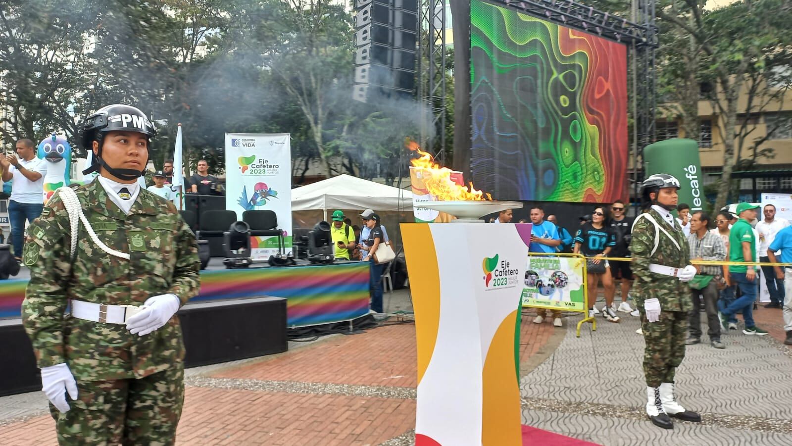 El fuego de los Juegos Nacionales pasó por la plaza de Bolívar de Armenia. Foto Vanessa Porras