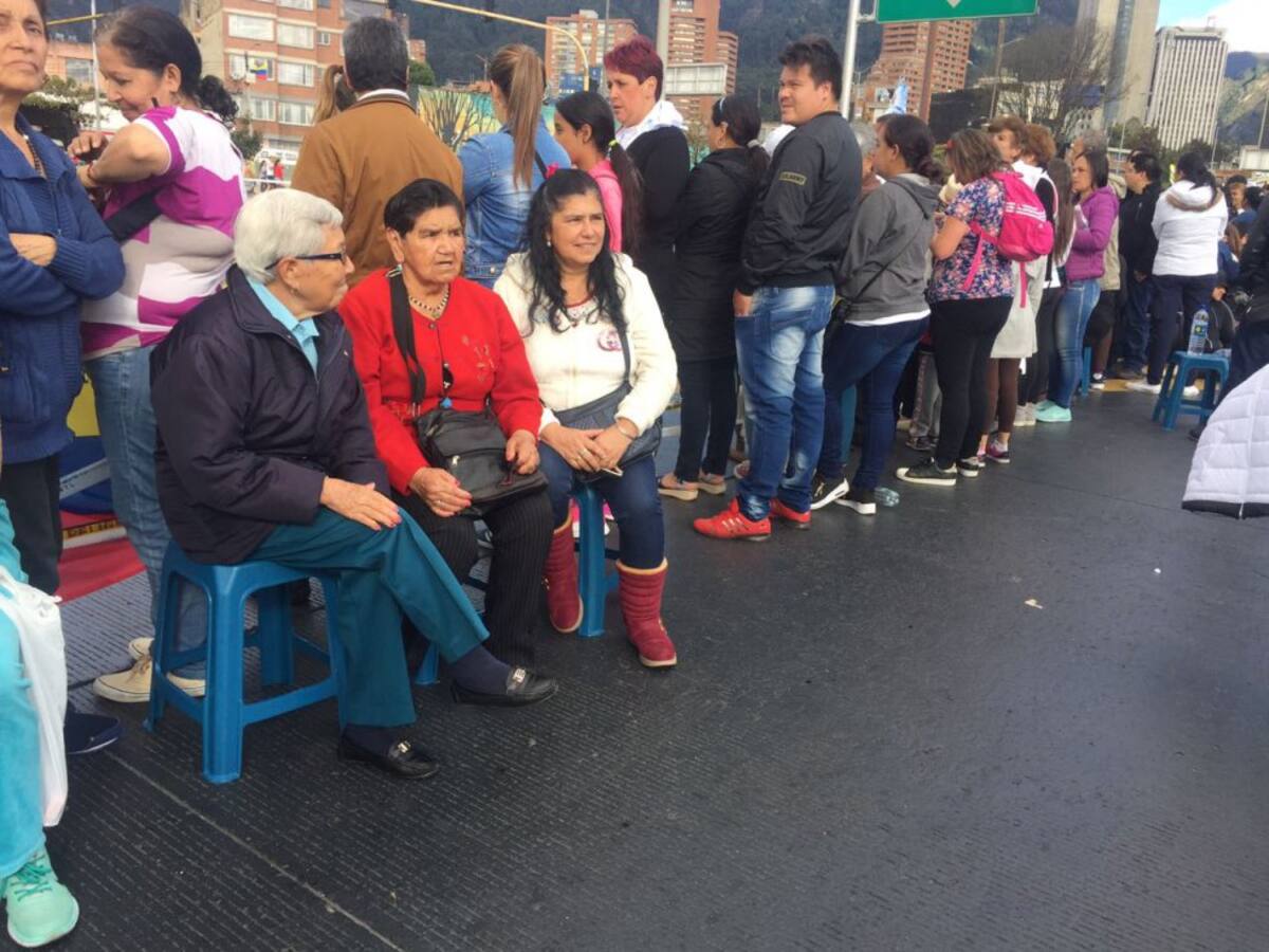 Miles de colombianos esperan el paso del papa. 