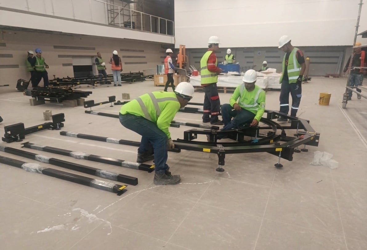Instalación de rieles para zona de maletas en el Cortissoz