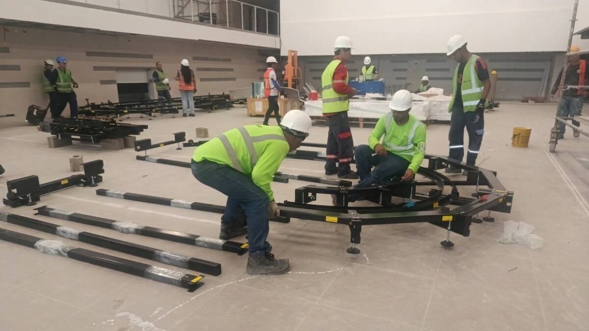 Instalación de rieles para equipajes, avance clave en obras del Ernesto Cortissoz