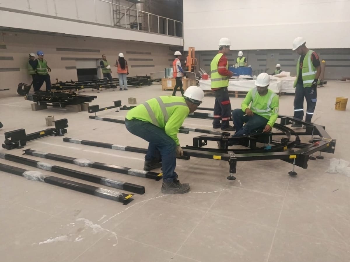 Instalación de rieles para equipajes, avance clave en obras del Ernesto Cortissoz