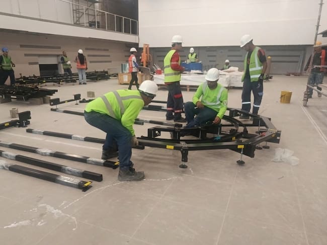 Instalación de rieles para zona de maletas en el Cortissoz