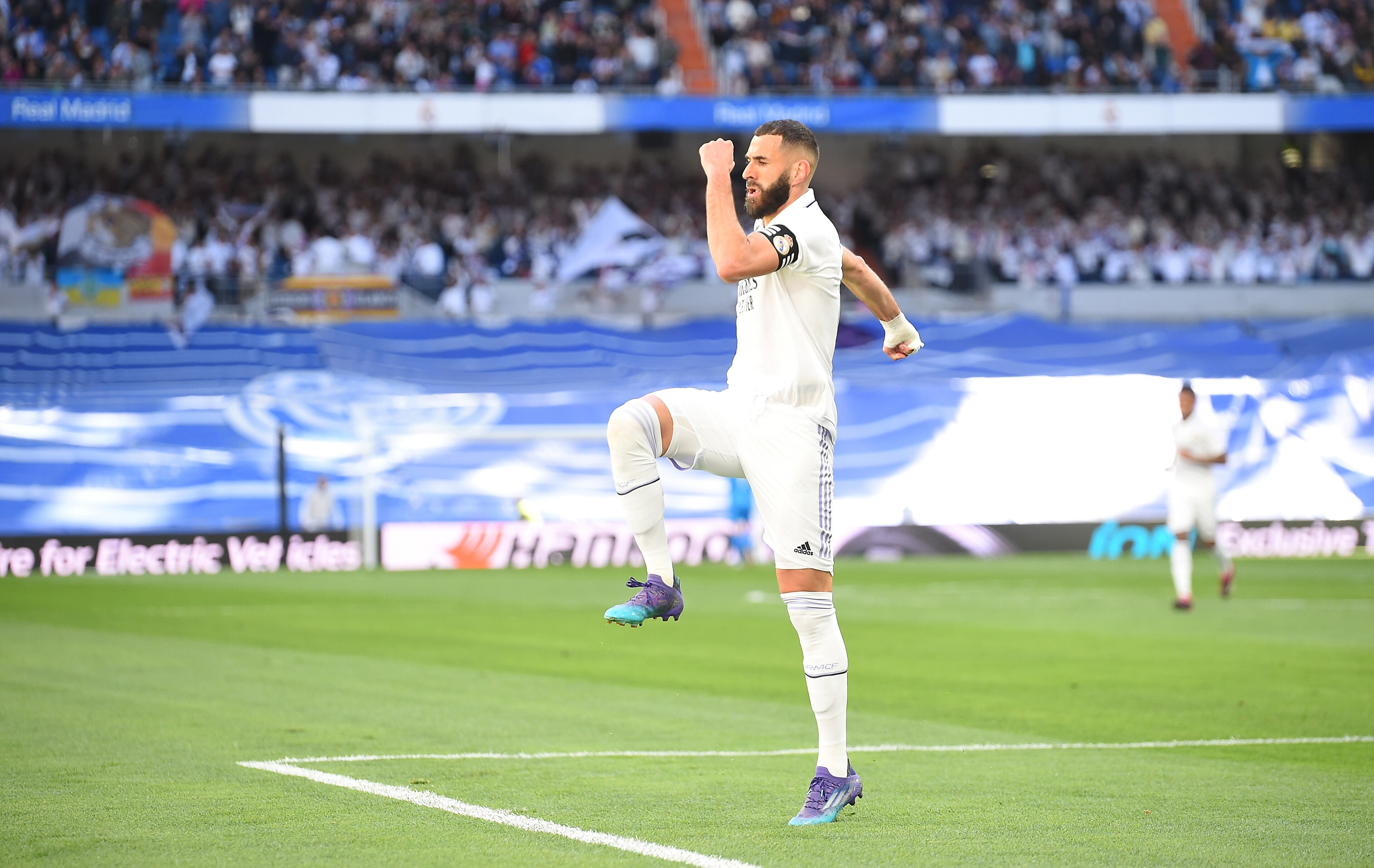 MADRID, ESPAÑA - 2 DE ABRIL: Karim Benzema del Real Madrid celebra después de marcar el segundo gol de su equipo durante el partido de LaLiga Santander entre el Real Madrid CF y el Real Valladolid CF en el Estadio Santiago Bernabeu el 2 de abril de 2023 en Madrid, España. (Foto de Denis Doyle/Getty Images)