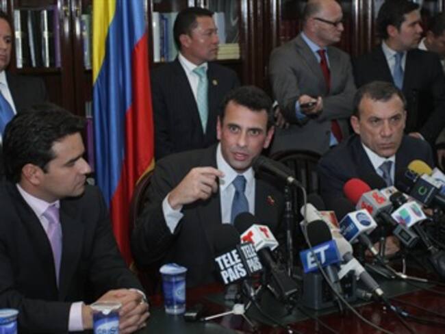Capriles le pidió a Colombia no dejar sola a Venezuela y negó encuentro con Uribe