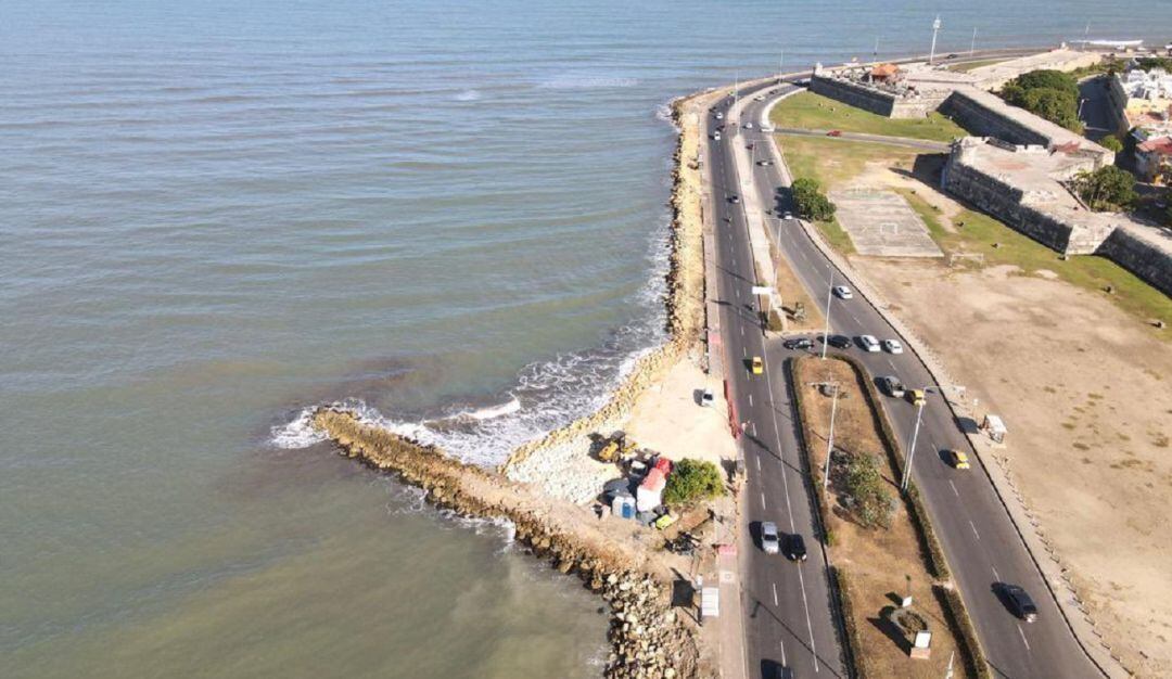 Actualmente se adelantan trabajos de protección marginal en la avenida Santander, aumentando la orilla a 18 metros desde el andén existente