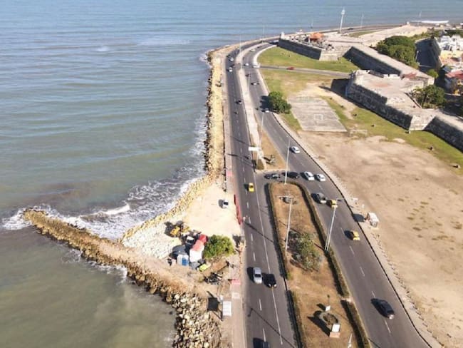 Actualmente se adelantan trabajos de protección marginal en la avenida Santander, aumentando la orilla a 18 metros desde el andén existente