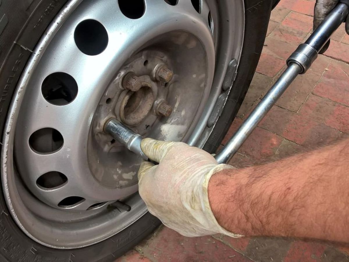 Cómo cambiar la llanta del carro fácil y rápido