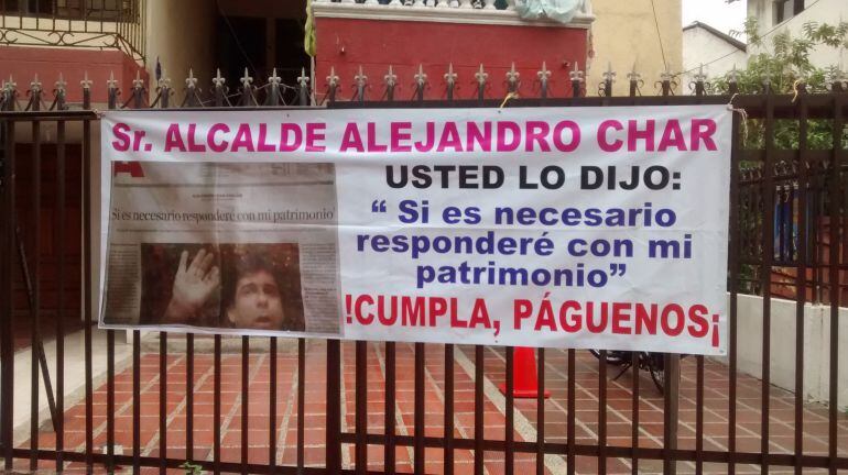 Con avisos en sus casas protestan los habitantes del barrio Ciudad Jardín.