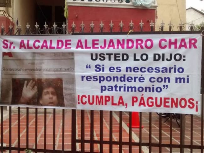 Con avisos en sus casas protestan los habitantes del barrio Ciudad Jardín.