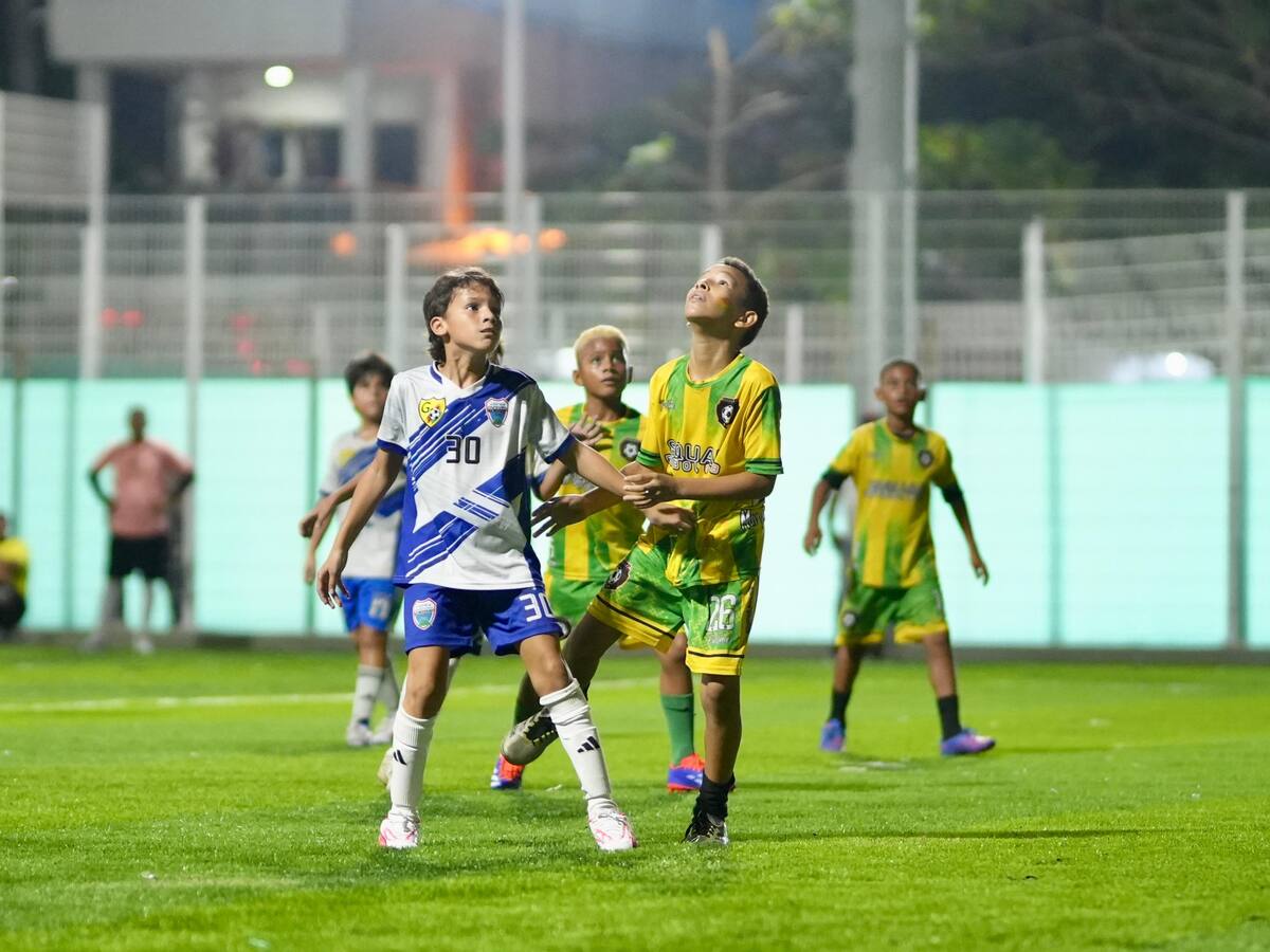 Con partido infantil de exhibición Los Calamares probó luces y cerramiento de nueva cancha