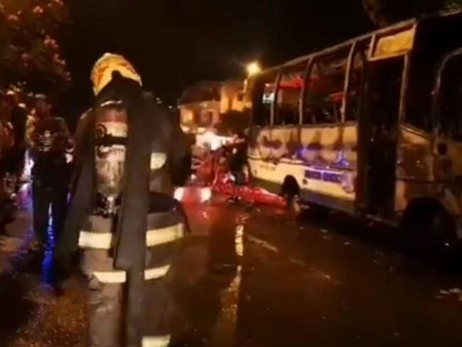 Investigan incendio de tres buses en Robledo