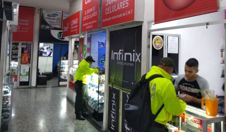 Foto del operativo que se llevó a cabo en varios locales de un centro comercial de la ciudad.